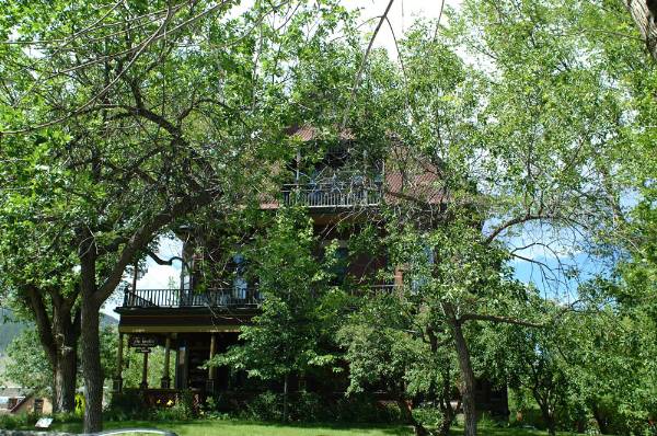 Sander's Mansion (5/23/2008 - Credits: John Ansotegui)